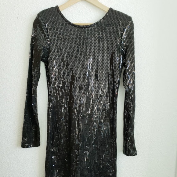 VENUS Dresses & Skirts - Venus  black seguins  open back longsleeve  dress
